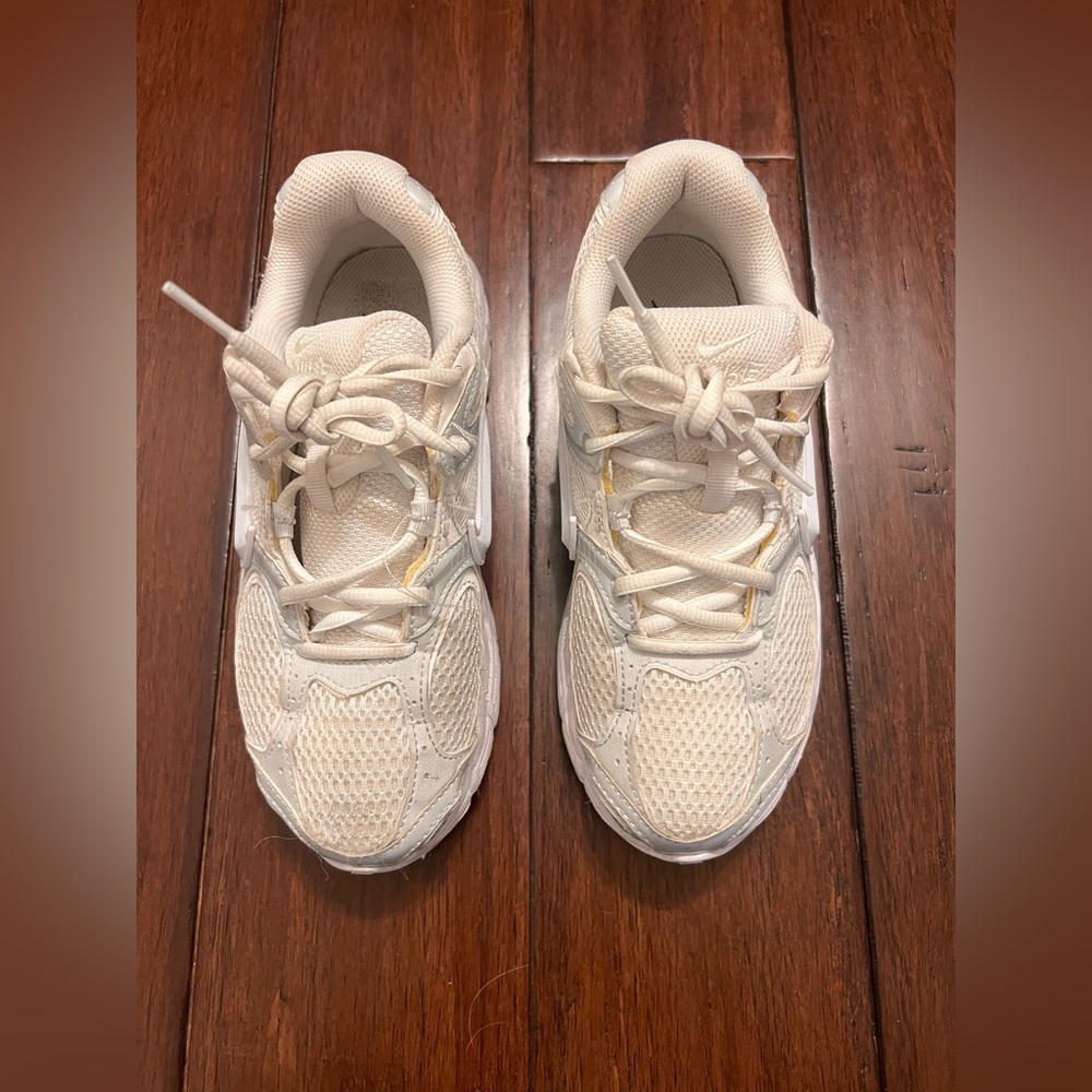 Nike Women’sTriple White, Size 7. Casual Lifestyle Sneakers HQ7901-101. Used.